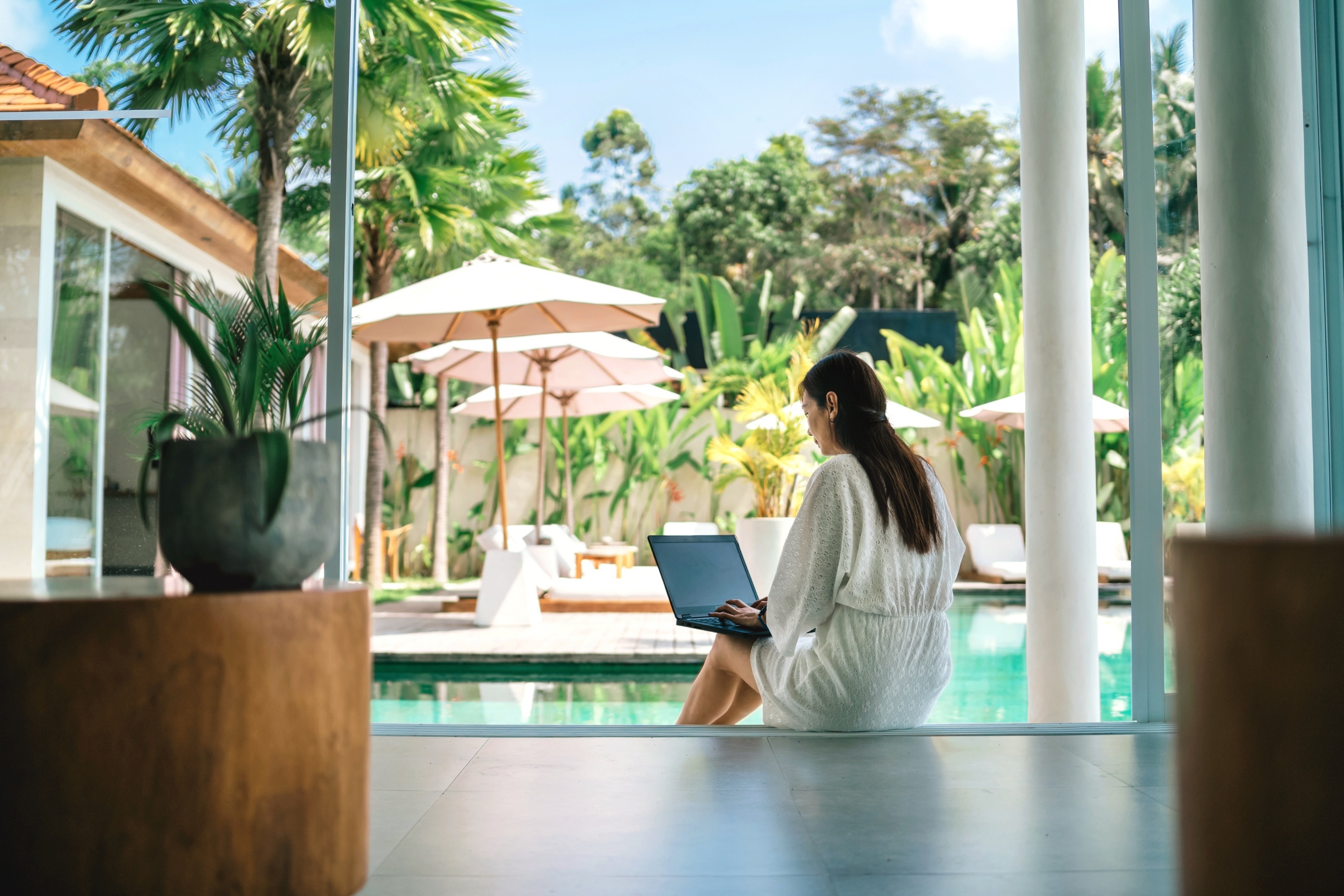 Working with ease by a sunlit pool